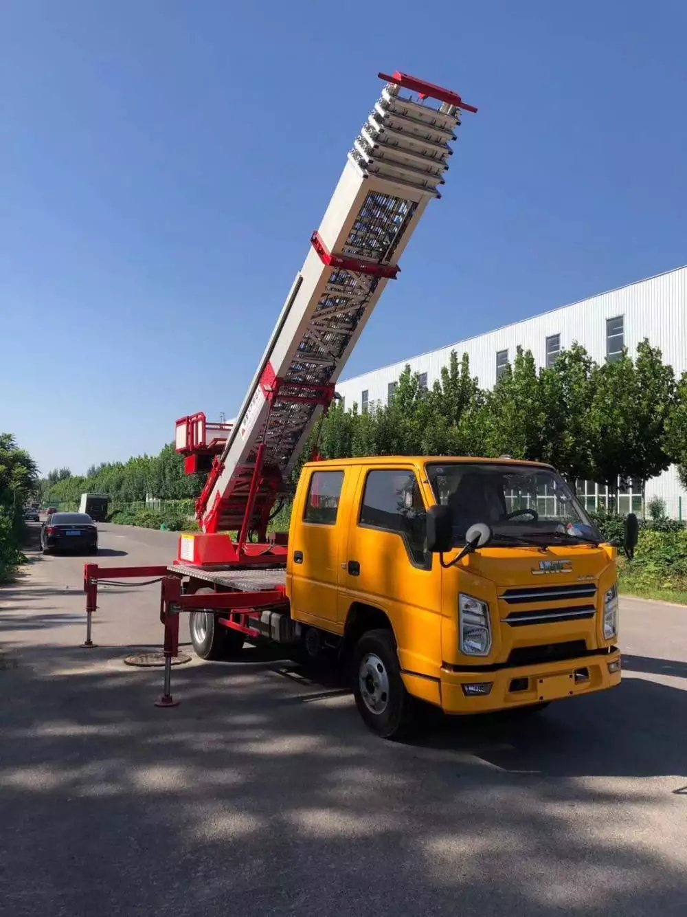 藁城附近的云梯车出租服务：轻松解决高空作业需求